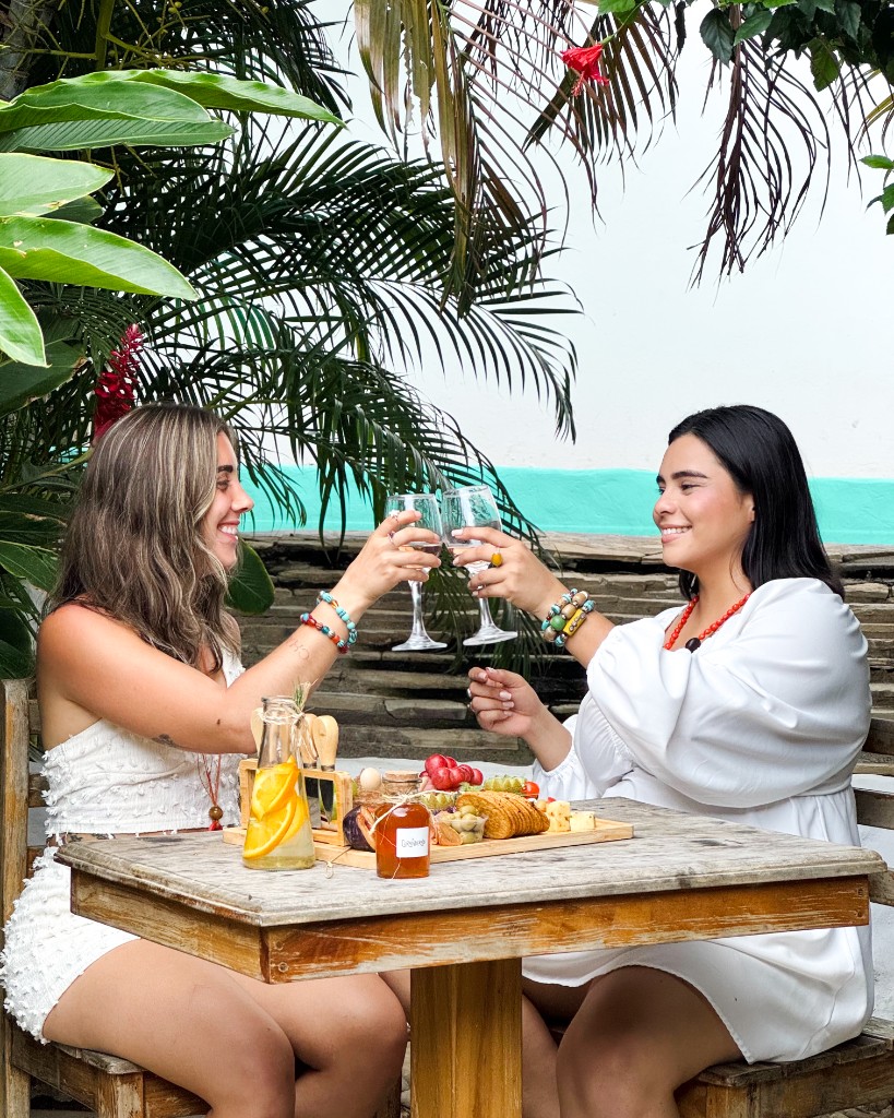 Dos mujeres brindan en un jardín durante la primera producción colaborativa de Local Stories